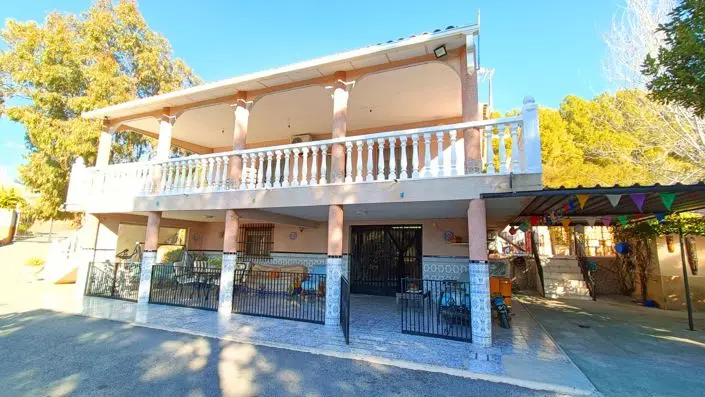 Villa 4 Dormitorios en venta  con Piscina y Jardín