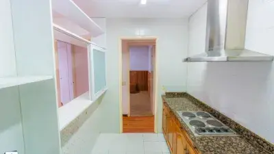 Piso en venta en Avenida de Cantabria, cerca de Calle del Alcalde Vega Lamera