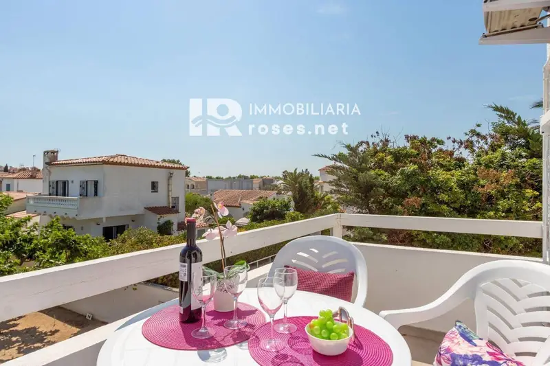 Apartamento en Empuriabrava con Vistas al Mar Cerca de la Playa