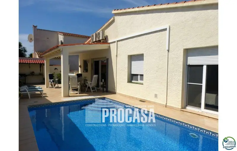 Chalet en Venta Empuriabrava Girona Villa Moderna Piscina Jardin