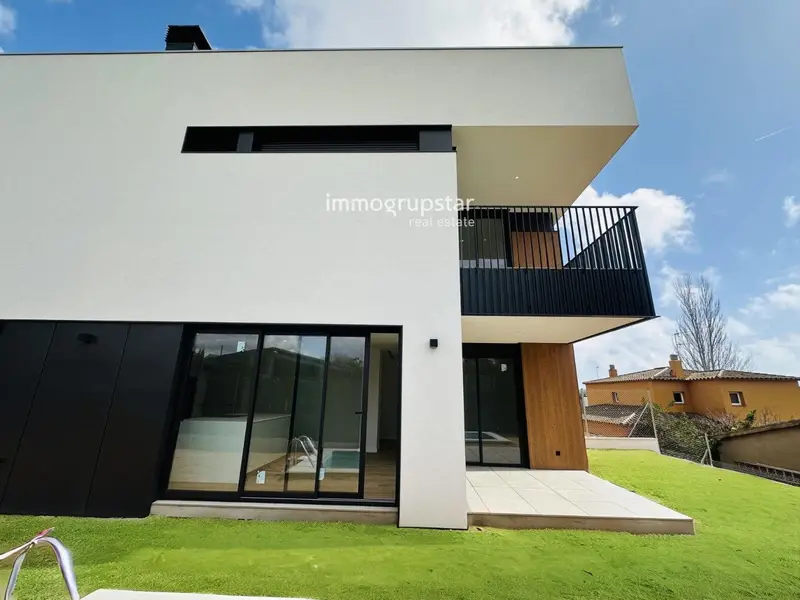 Chalet en venta en Palamós con piscina y garaje grande