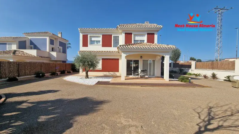 Villa en Lorca con 2 a 4 dormitorios y amplios jardines