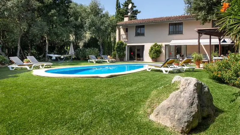Chalet en Pollensa Mallorca: Villa Rústica con Barbacoa y Jardín Privado