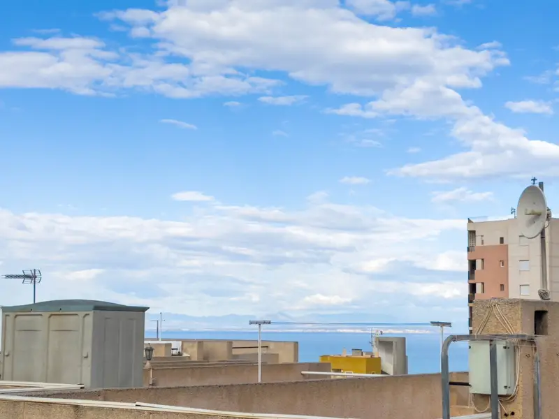 Apartamento en Torrevieja con Piscina y Vistas al Mar