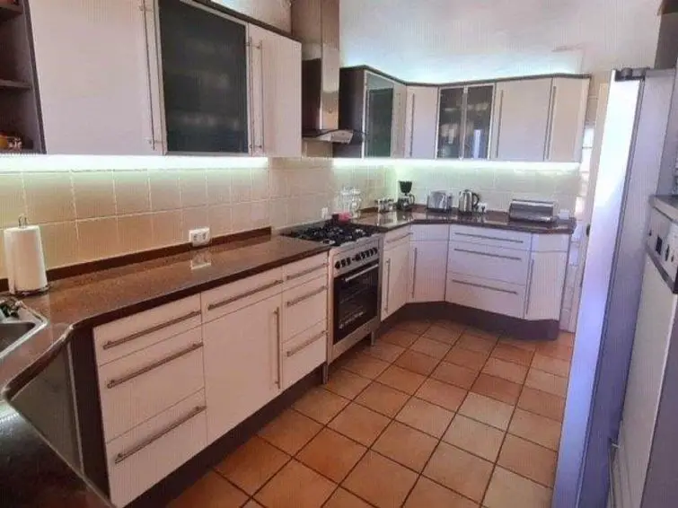 Casa-Villa de 5 Dormitorios alquiler Pegó, España