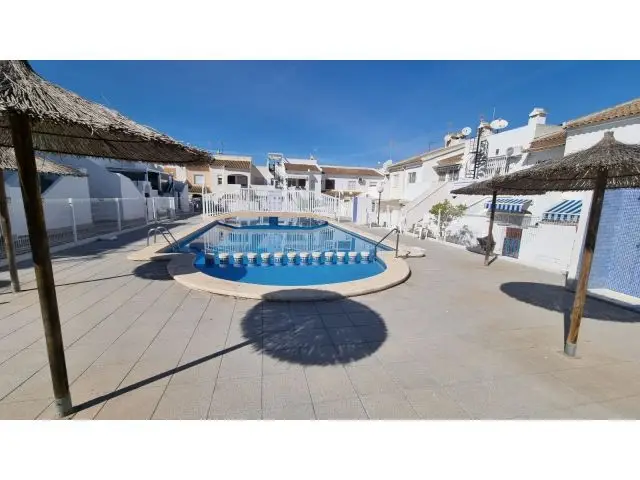Bungalow En Planta Baja De 2 Dormitorios Con Piscina Comunitaria - Zona El Limonar, Torrevieja -