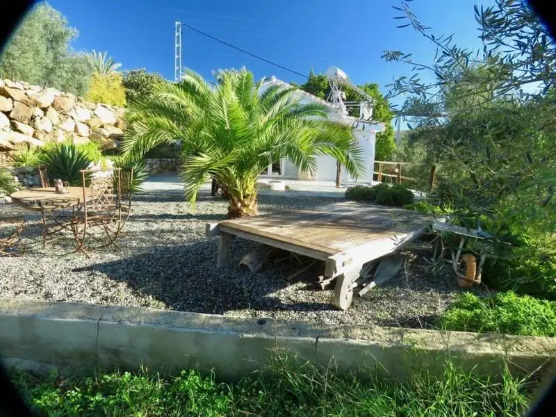 Complejo de 3 Edificios con Piscina y Cancha de Tenis en Alora