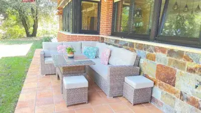 Chalet en venta en urbanizacion con piscina y jardin cerca del centro civico