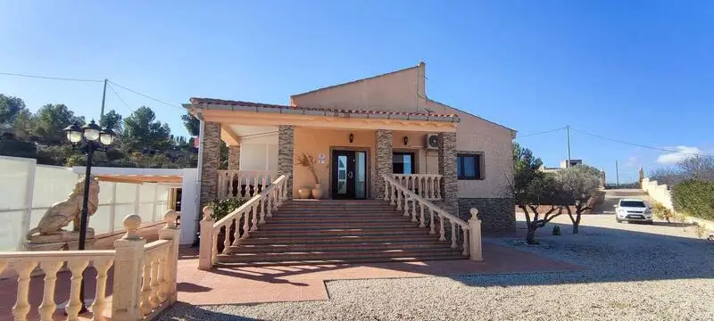 Villa de 3 Dormitorios en Pinoso Alicante