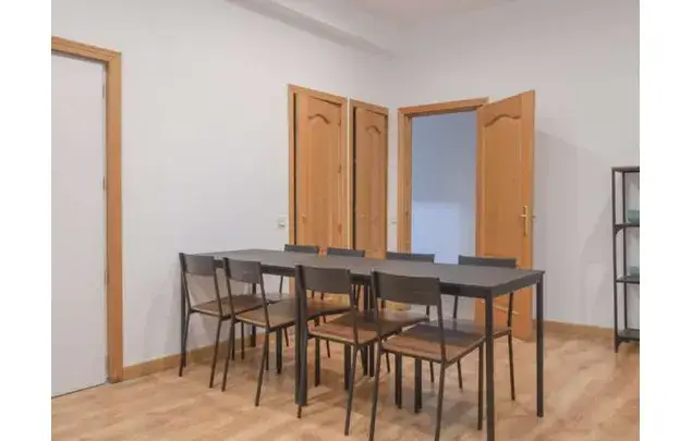 Alquiler de Habitaciones en Madrid: Piso Amueblado con Balcón y Aire Acondicionado