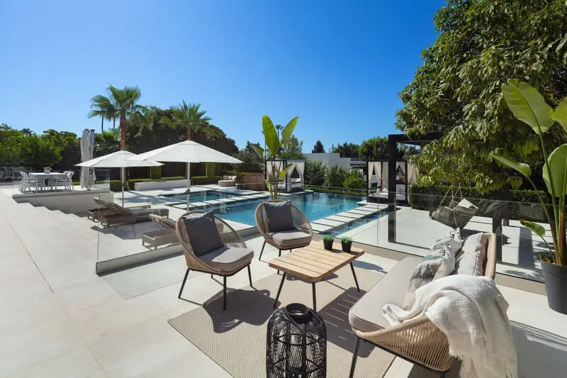 Villa Moderna de Lujo en Nueva Andalucía con Piscina y Jacuzzi