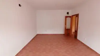 Chalet Adosado con Garaje y Patio en Quismondo