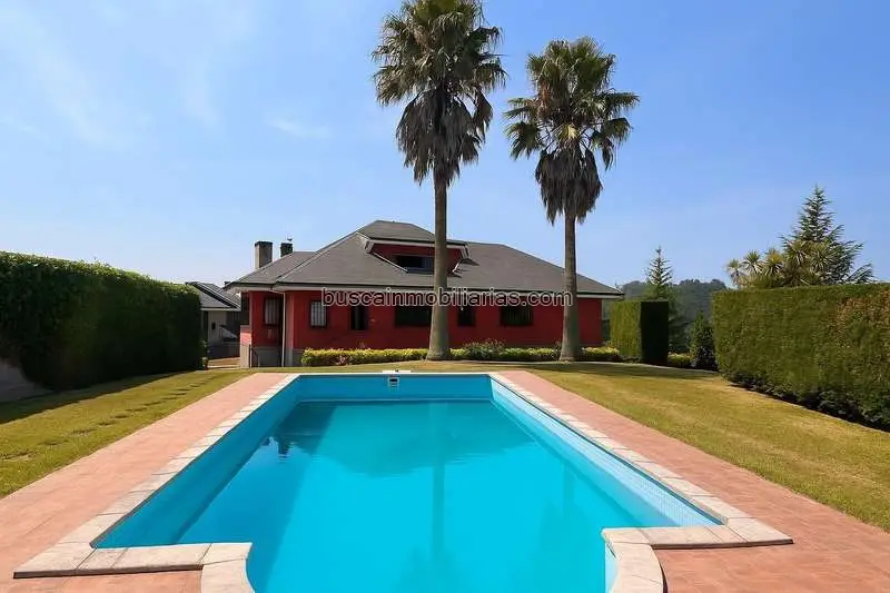 Chalet en Venta en Camargo: 6 Dormitorios, Piscina y Jardin