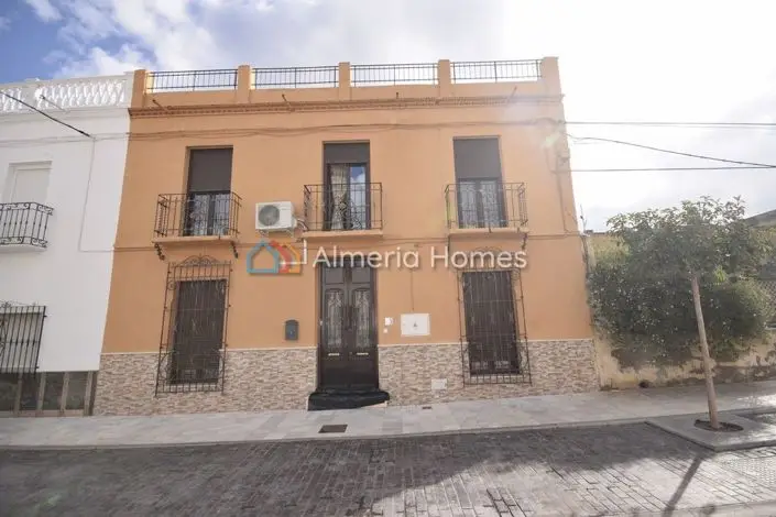 Casa de 6 Dormitorios en Almanzora