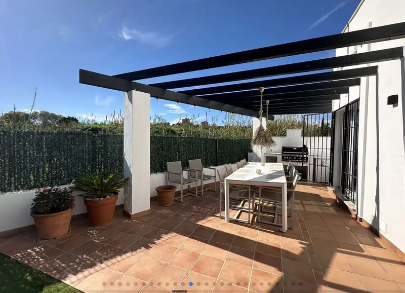 Villa en Nueva Andalucia con 4 dormitorios y piscina comunitaria