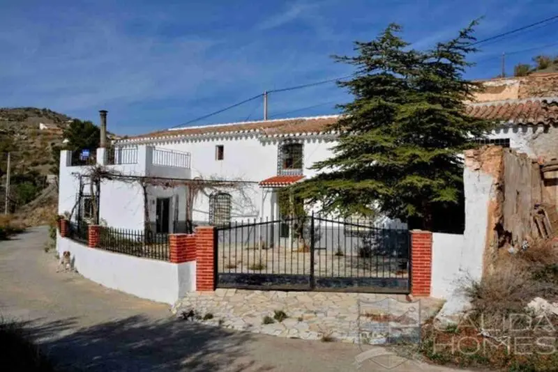 Casa Campestre de 8 Dormitorios en Venta Las Pocicas Almeria