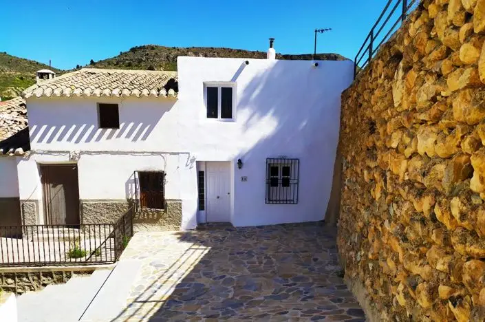 Casa de 3 Dormitorios en Venta: Pueblo Encantador