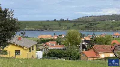 Parcela Edificable en Bañugues con Vistas al Mar
