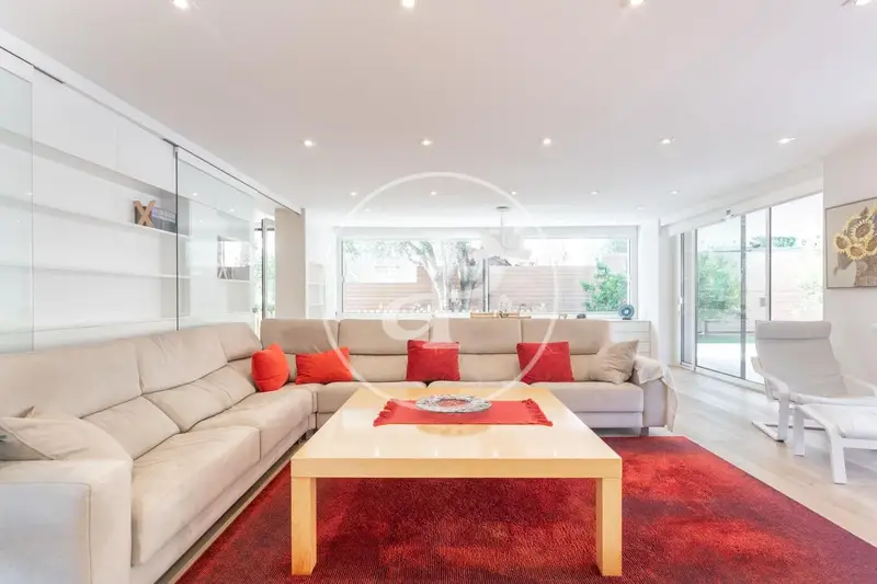 Chalet de Lujo en Pedralbes con Piscina y Vistas Panorámicas