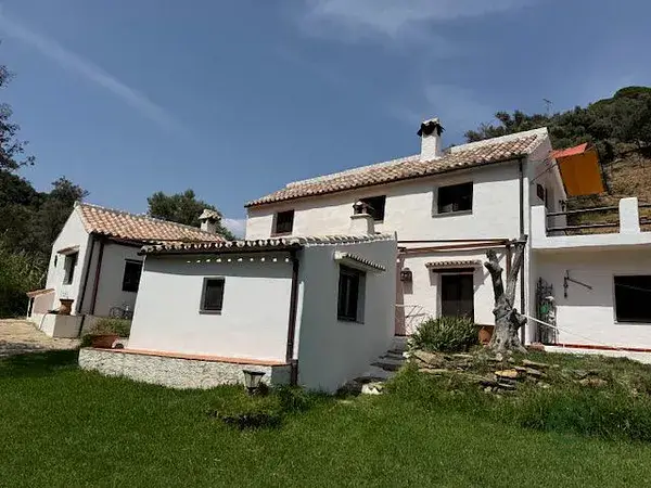 Cortijo Rustico en Casares con Piscina y Energia Solar