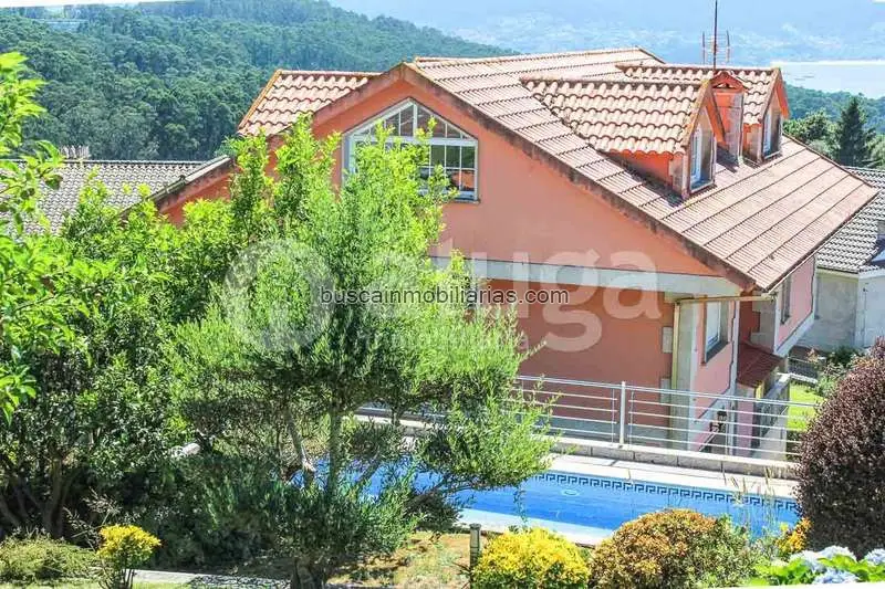 Villa en venta en Bueu: Casa unifamiliar con piscina y jardín