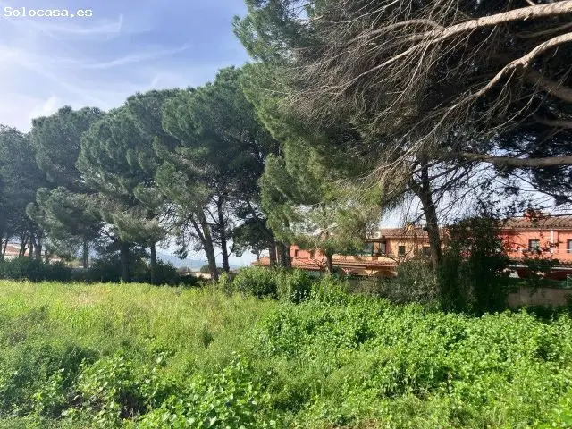 Parcela en L Escala para 8 Casas Adosadas