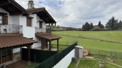 Chalet Adosado en Urdiain con Jardin y Vistas Panoramicas