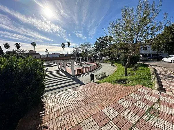 Casa en Los Barrios con 4 habitaciones y azotea