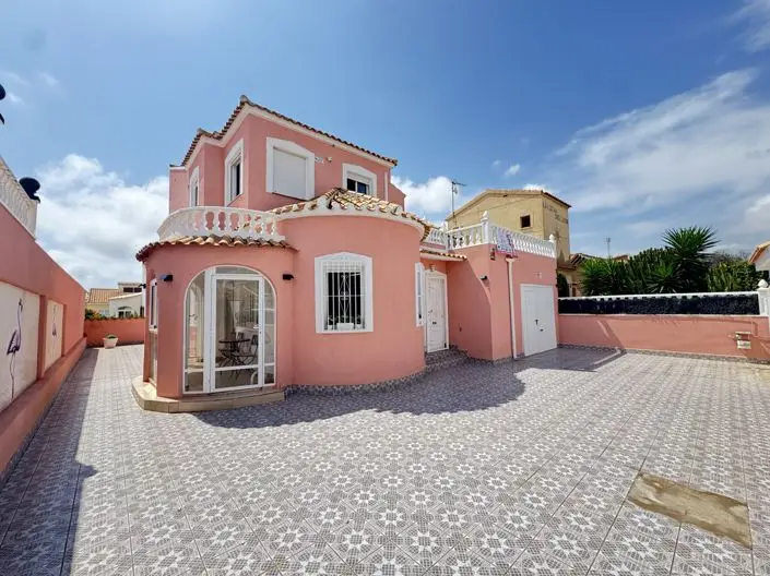Villa en Venta 5 Dormitorios 2 Baños Nueva Reformada