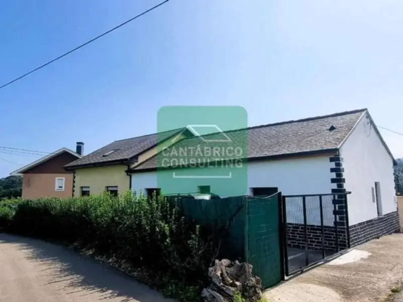 Chalet en Navia Asturias con dos construcciones y jardin