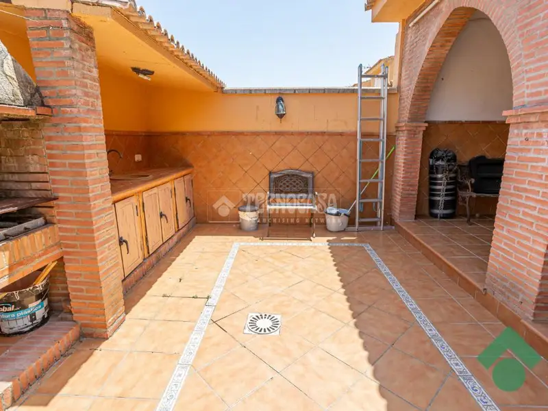 Chalet Adosado en Algeciras con Piscina y Barbacoa