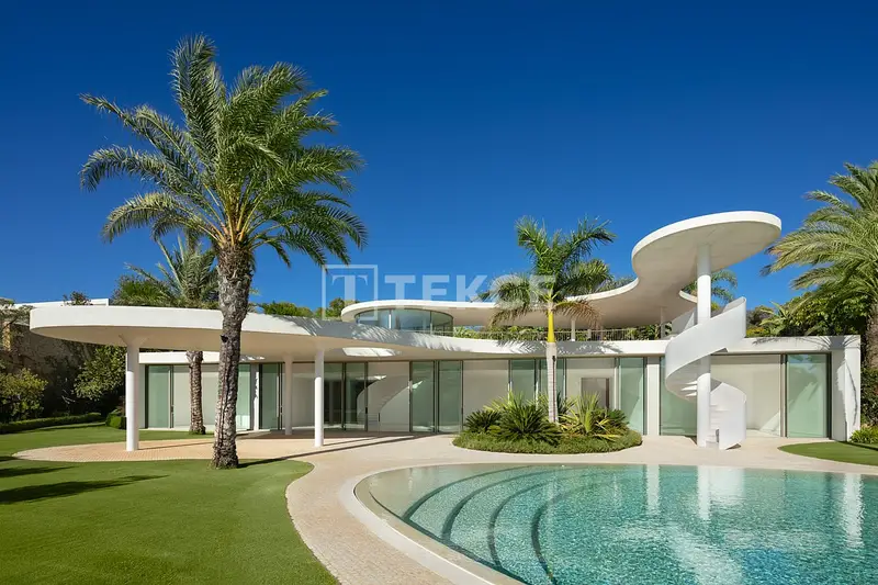 Villa de Lujo con Vistas al Golf en Casares