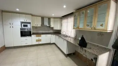 Casa en Venta en Silla 214m2 5 Dormitorios 3 Banos Patio