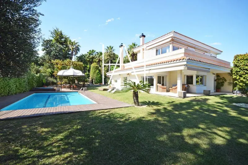 Chalet en venta en Alella con piscina y jardin