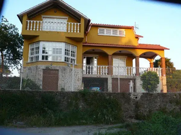 Casa con Piscina y Barbacoa cerca de la Playa de Loira