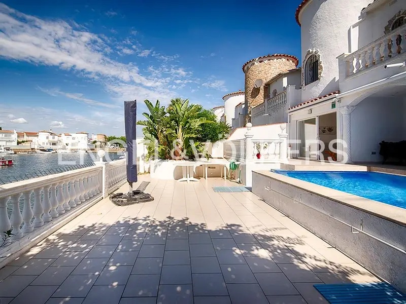 Chalet en Venta Empuriabrava con Piscina y Amarre
