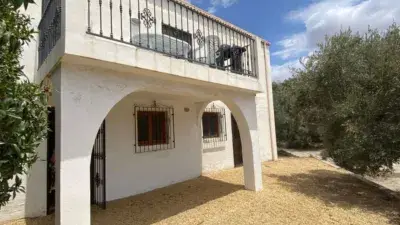 Casa con Tres Viviendas Independientes: Ideal Inversores