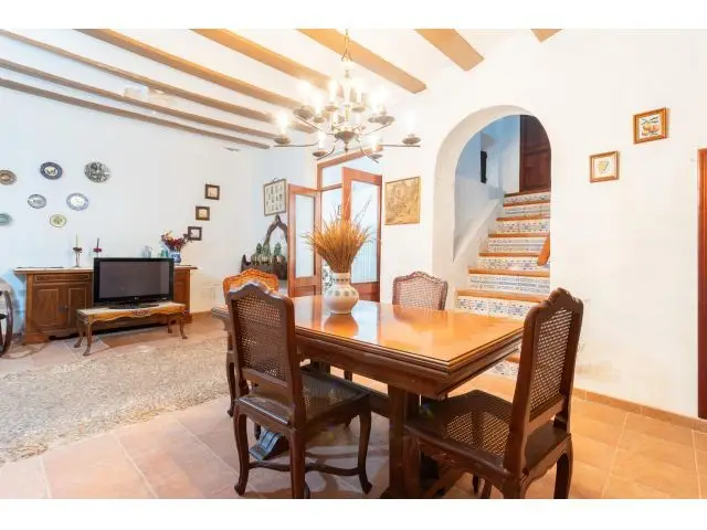 Casa de Pueblo en Chella 473m2 con Encanto y Posibilidades