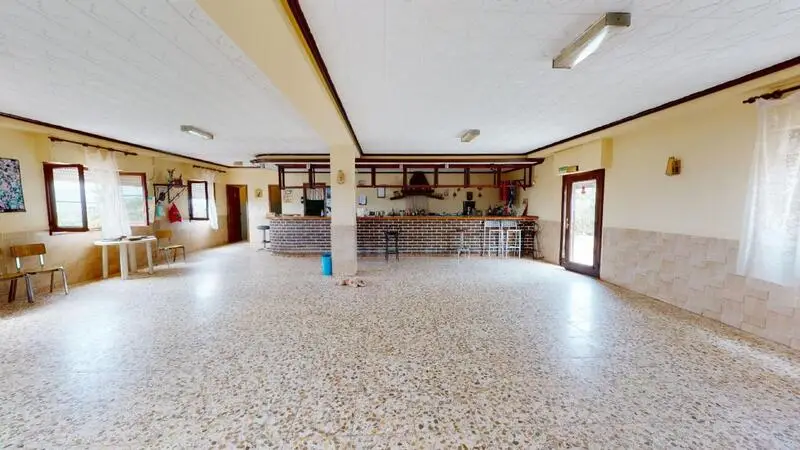 Casa de Campo con Tres Salones y Terraza de 120m2
