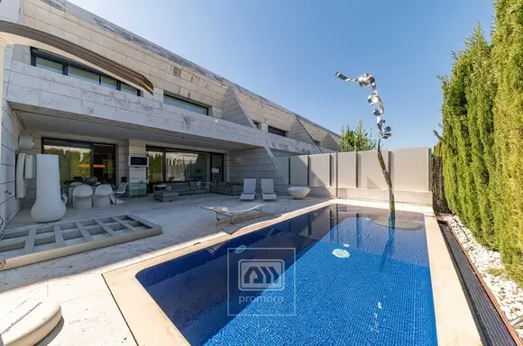 Adosado de Lujo en La Finca con Piscina Privada