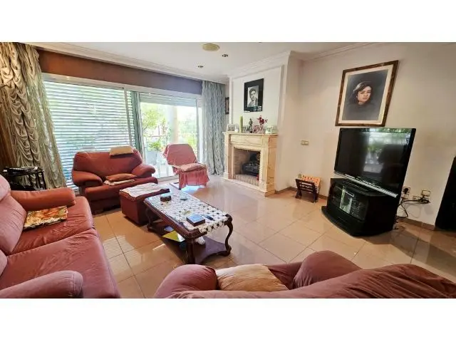 Casa familiar espaciosa con garaje y terrazas