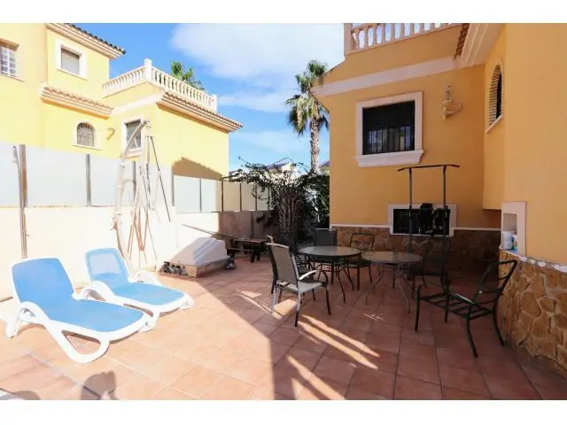 Chalet con Piscina Privada en Villamartín Orihuela Costa