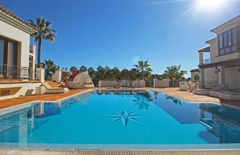 Casa-Villa de 15 Dormitorios en venta Benahavis, España