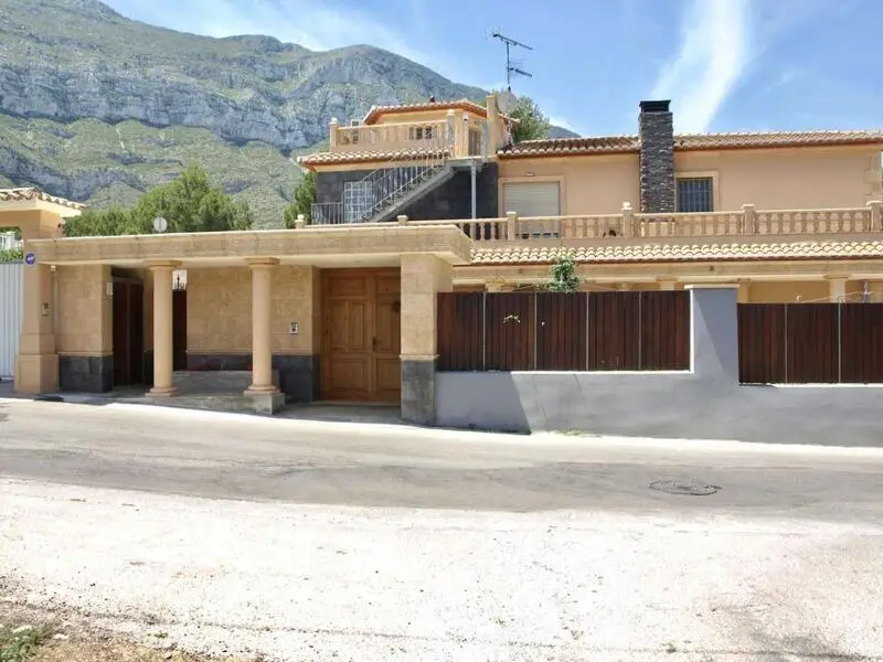 Finca Lujosa con Chalet y Apartamentos Denia
