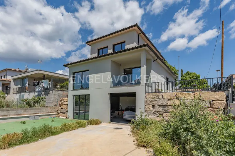 Chalet de Lujo en Sentmenat 280m2 3 habitaciones 2 baños Jardin Garaje Domótica