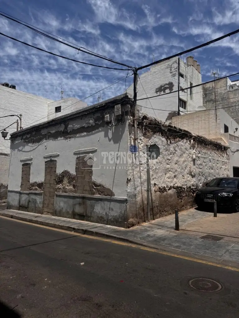 Chalet Pareado en Arrecife Gran Potencial de Inversion