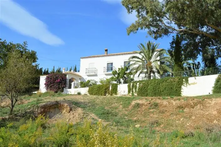 Cortijo de Lujo con 8 Dormitorios y Piscina Privada