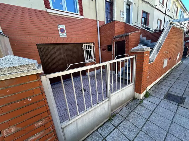 Adosado en Venta en Leon Ciudad, Jardin, Garaje, 3 Dormitorios
