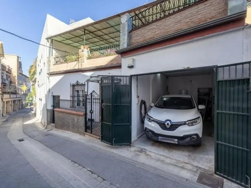 Chalet con dos viviendas independientes en Granada