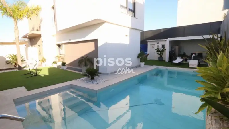 Casa en Norte 5 dormitorios 233m2 277m2 parcela piscina